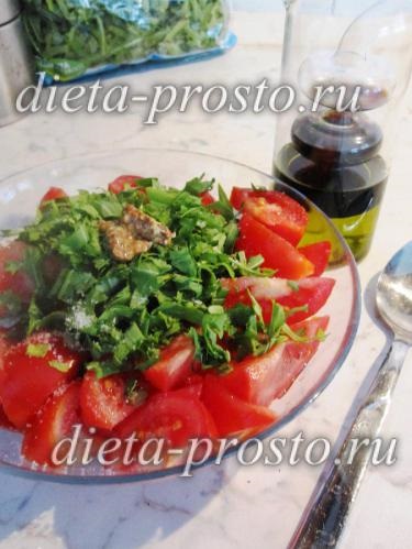 Salată cu roșii, capri și rucola