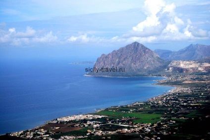 San Vito Lo Capo szicíliai üdülőhely kilátást nyújt a Karib