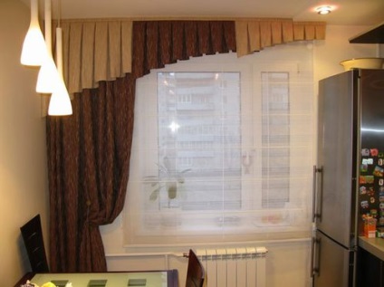 A függöny az ablakok a kis nappali, konyha, hálószoba fotó kollekcióban