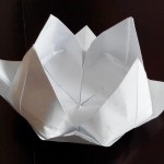O tulpină pentru o floare făcută din hârtie, un zmeu de hârtie