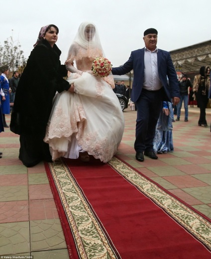 Furcsaságok csecsen muzulmán esküvő a menyasszony csendes, nem táncolni, és nem látni a menyasszony