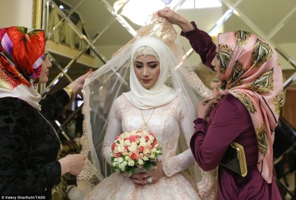 Mireasa cecenă rămâne tăcută despre ciudățenia nunții musulmane, nu dansează și nu vede mirele