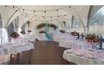 O nuntă într-un cort pe apă pentru până la 180 de persoane, un restaurant cu un cort pentru nunți și banchete