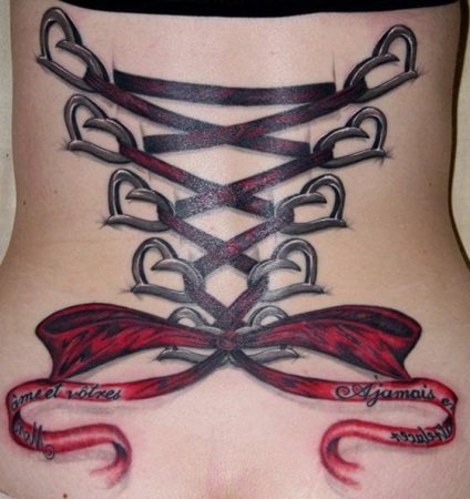 Tatuaj sub formă de arcuri și dantelă pentru femei