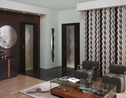 Ușile întunecate din interiorul apartamentului - o combinație cu o podea întunecată și ușoară, o fotografie a designului