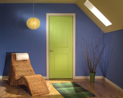 Ușile întunecate din interiorul apartamentului - o combinație cu o podea întunecată și ușoară, o fotografie a designului
