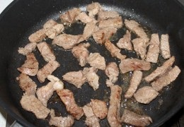 Carne de vită congelată cu castraveți murate și miere - fotorecepție pas cu pas
