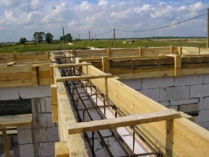 Pentru a ajuta un constructor privat o casă construită din blocuri de spumă sau blocuri de gaz