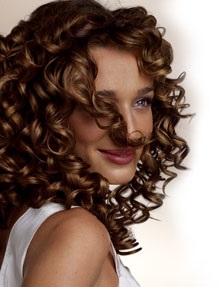 Părul curly este o coafură frumos și un grup de îngrijire a părului