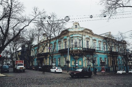 Keresi a lencsén keresztül mentén visszhangos járdán Odessa, Odessa, hírek