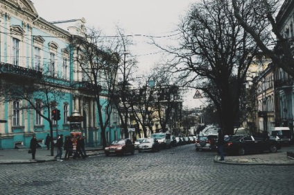 Keresi a lencsén keresztül mentén visszhangos járdán Odessa, Odessa, hírek