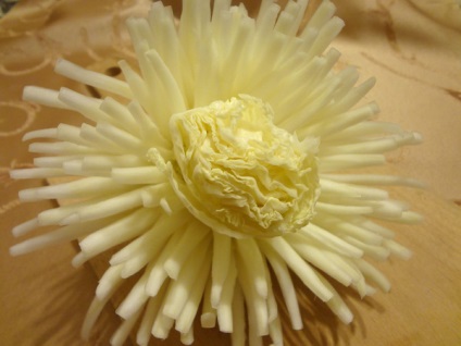 Crizantema din varza pentru decorarea mesei