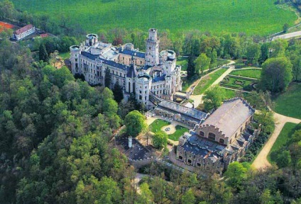 Castelul este adanc deasupra vltava - un muzeu si un parc