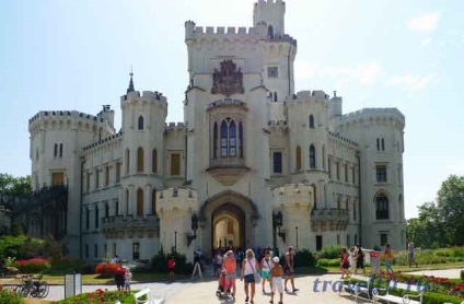 Castelul este adanc deasupra vltava - un muzeu si un parc