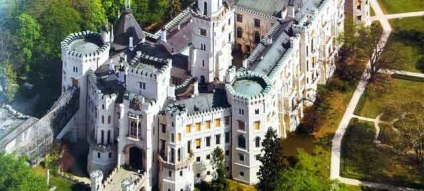 Castelul este adanc deasupra vltava - un muzeu si un parc