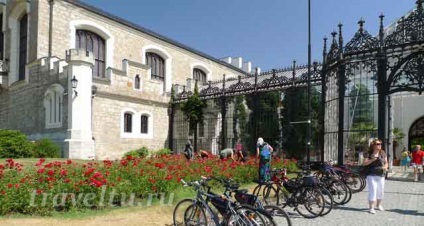 Castelul este adanc deasupra vltava - un muzeu si un parc