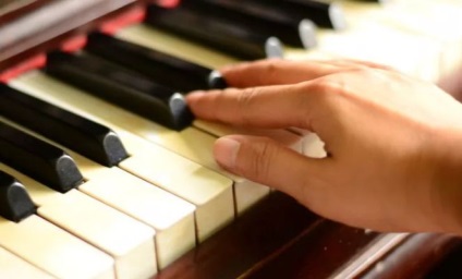Assol - helyes elhelyezése az ujjak a zongorán