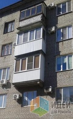 Balcon în stalinka, decorarea fotografiei de pe balcon, căptușeală și piatră artificială pe pereți, jaluzele pe ferestre,