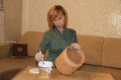 Artistul Baranavichy țese bucăți din ziare, ca niște bare reale - Baranovichi
