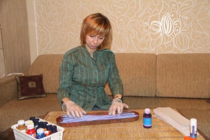 Artistul Baranavichy țese bucăți din ziare, ca niște bare reale - Baranovichi
