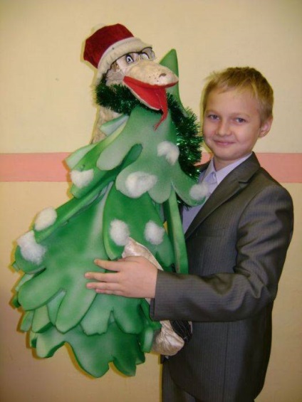Crăciun jucărie uriaș gigant cu mâinile pe un copac oraș