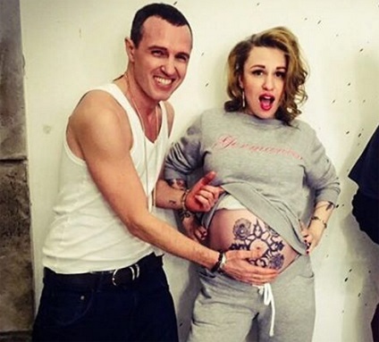 Guy Germanica a făcut un tatuaj pe burta gravidă! stea