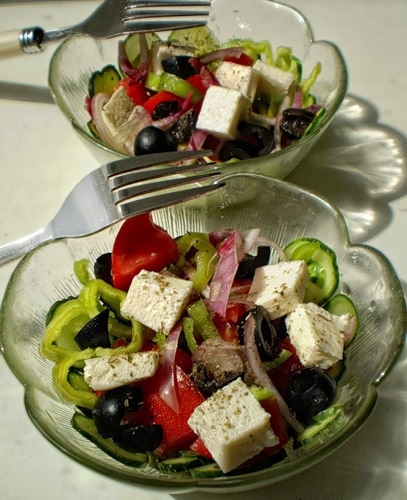 Se prepară brânza acasă și se face salată greacă)