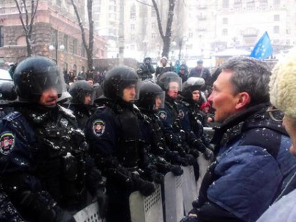 Cetățeni și polițiști cum să se protejeze de lipsa de legi a poliției cu privire la acțiunile pașnice