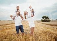 Idei pentru o fotografie de familie în natură în timpul verii