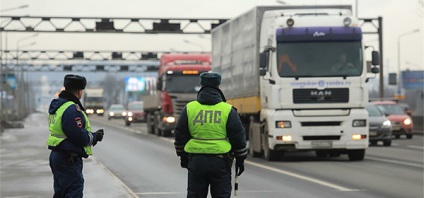 Milyen büntetésre számíthat az, túlterhelés teherautók és személygépkocsik, és hogyan kerüljük el őket