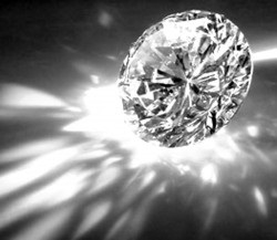 Cum să distingi fianitul de un diamant, strălucirea luxului