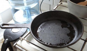Cum sa curatati o tigaie din fonta in casa