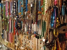 Cum sa alegi bijuterii si accesorii pentru un sundress - in podea