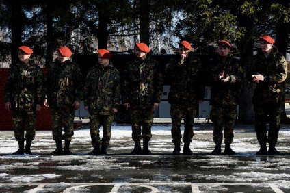 Cum să treci testele pentru dreptul de a purta o beret maroniu - revizuire militară