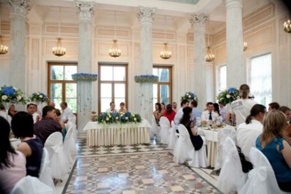 Hogyan ülés vendégek az esküvői asztalra