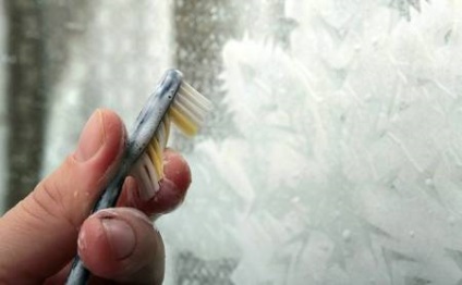 Cum să faci fulgi de zăpadă frumoși pe un geam
