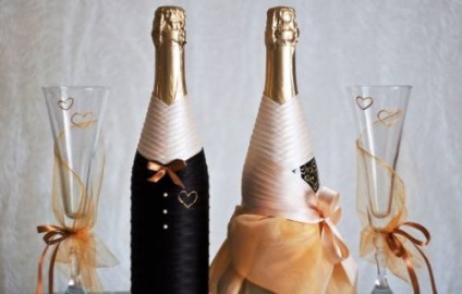 Cum să decorezi șampania cu mâinile tale, decorând cu panglici din satin și flori din argilă polimerică