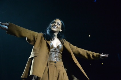 Ki és hogyan lehet létrehozni jelmezek Rihanna elleni világkörüli turné, divatos Ukrajna