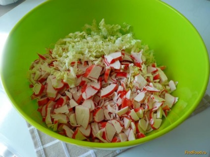 Salată de vară cu bastoane de crab și reteta cu ardei gras cu fotografie