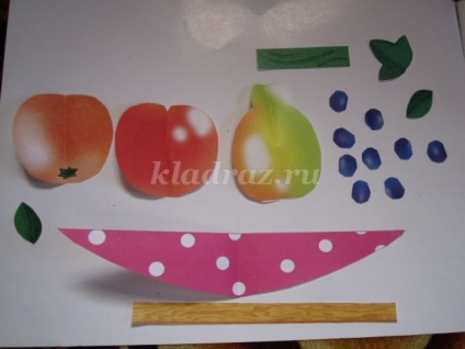 Aplicați hârtie de fructe de vară pentru copiii din grupul senior din grădiniță