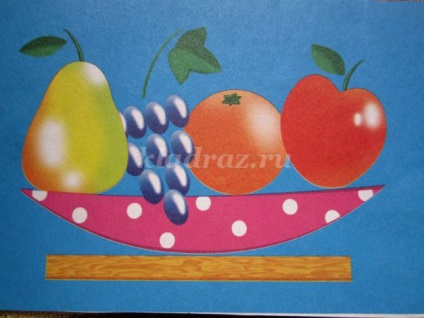 Aplicați hârtie de fructe de vară pentru copiii din grupul senior din grădiniță