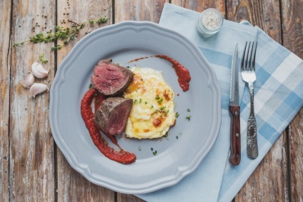 Medalioane de carne cu gratinã de cartofi - foto-reteta pas-cu-pas