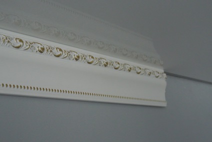 Este posibilă lipirea plăcii de tavan (fileu, turnare, cornișă) la tavanul de tensiune