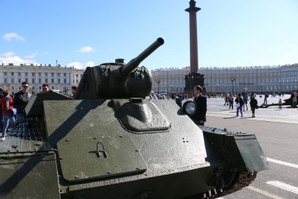 Megérkeztünk a Palota téren tartályok