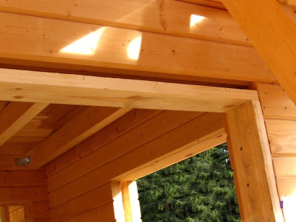 O fereastră de ușă într-o casă din lemn este o carcasă pentru o ușă, video și metal