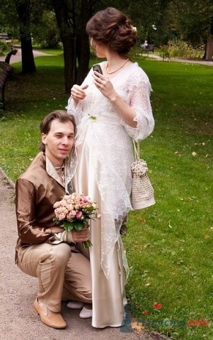 Orenburg kendő részeként egy esküvői ruha