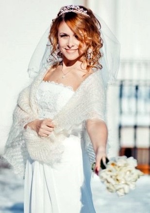 Orenburg kendő részeként egy esküvői ruha