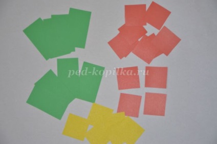 Aplicarea în vrac a hârtiei colorate pentru grupul de vârstă mijlocie a grădiniței