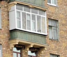 Balcon cu geamuri într-o clădire din epoca Stalin, balcoane în stalinka