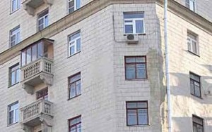 Balcon cu geamuri într-o clădire din epoca Stalin, balcoane în stalinka